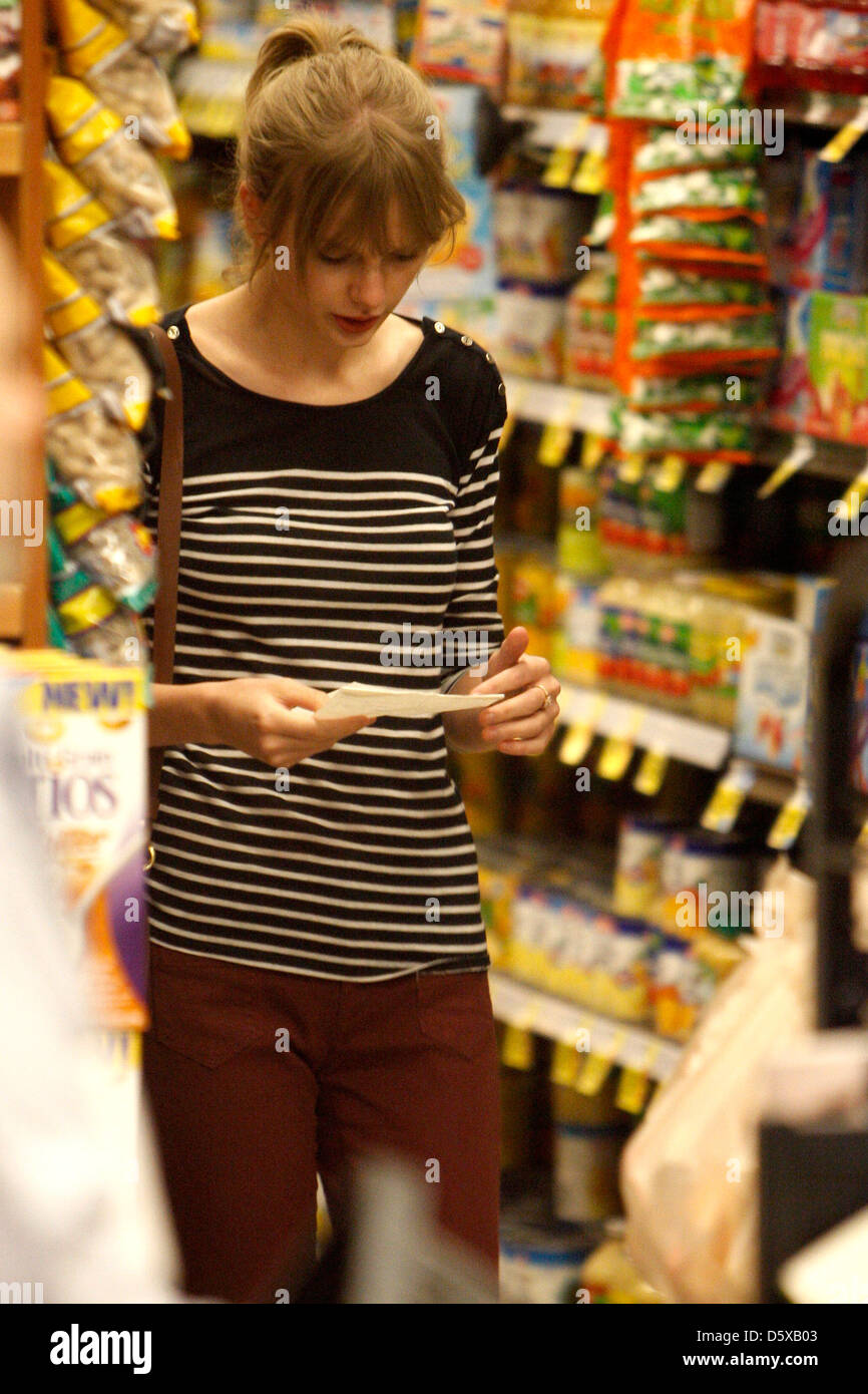 Taylor Swift Grocery shopping at Ralph's in Beverly Hills Los Angeles