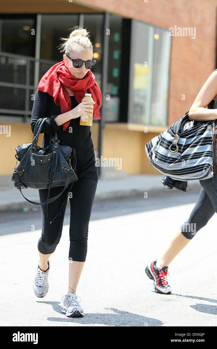 Muskuløs Net hjem Nicole Richie, wearing a chunky red scarf and toting a Balenciaga handbag  is seen leaving her gym with a friend in Studio City Stock Photo - Alamy