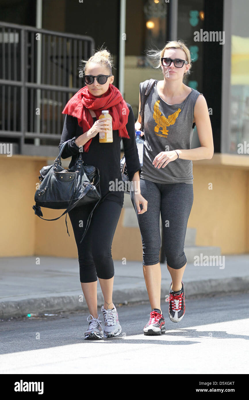 Muskuløs Net hjem Nicole Richie, wearing a chunky red scarf and toting a Balenciaga handbag  is seen leaving her gym with a friend in Studio City Stock Photo - Alamy