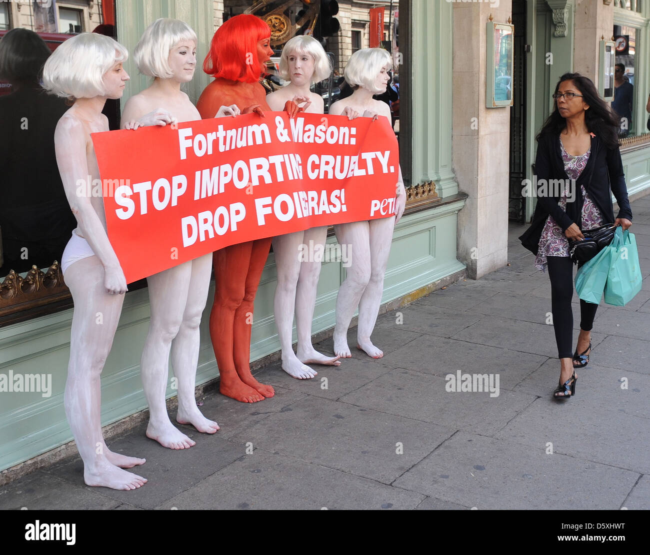 Atmosphere PETA activists protest against the sale of foie gras attnum & Mason The demonstrators are painted red and white Stock Photo
