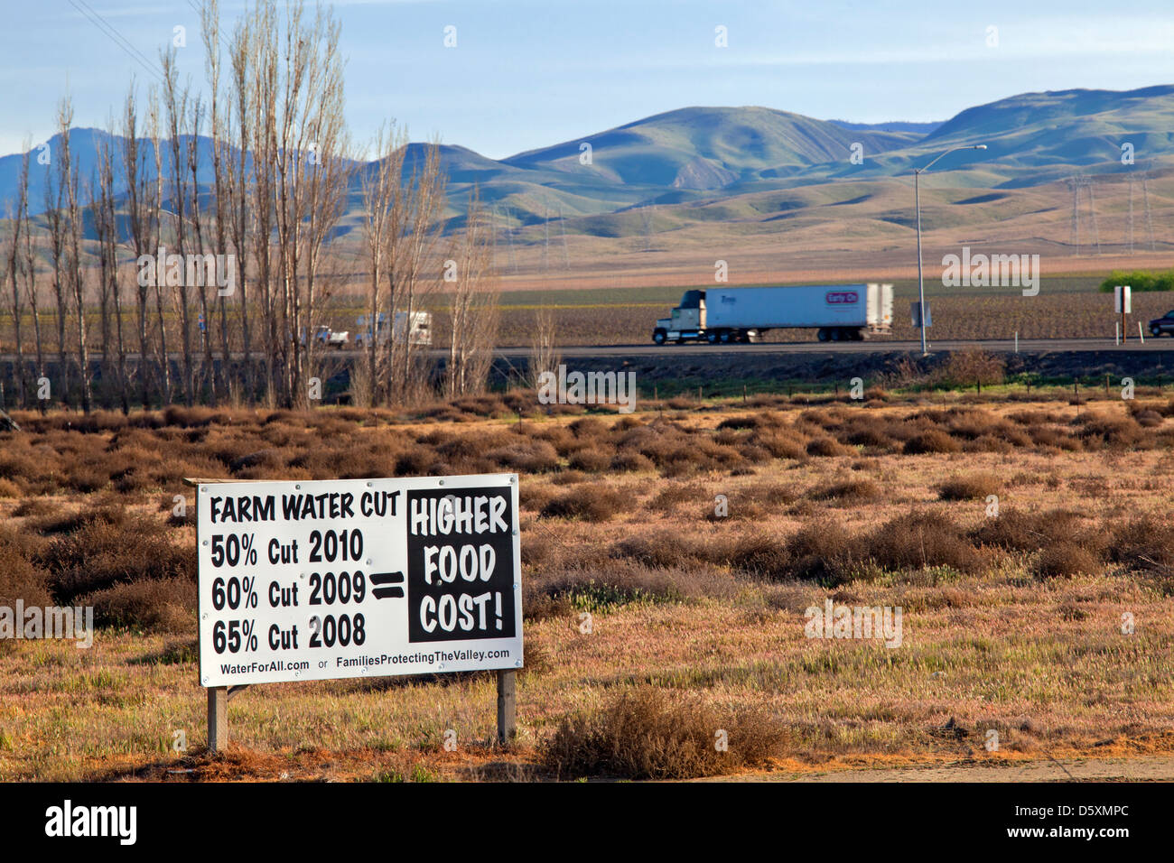 Sign protesting reduced allocation of water allotments. Joaquin Valley, Fresno County, California, USA Stock Photo