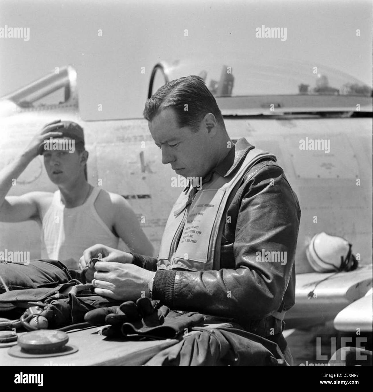 U.S. Air Force pilot Bill Whisher with a North American F-86A Sabre from the 51st Fighter Wing, during the Korean War, 1952-1953. The F-86A was a key aircraft in the conflict, engaging in dogfights with Soviet MiG-15s. Stock Photo