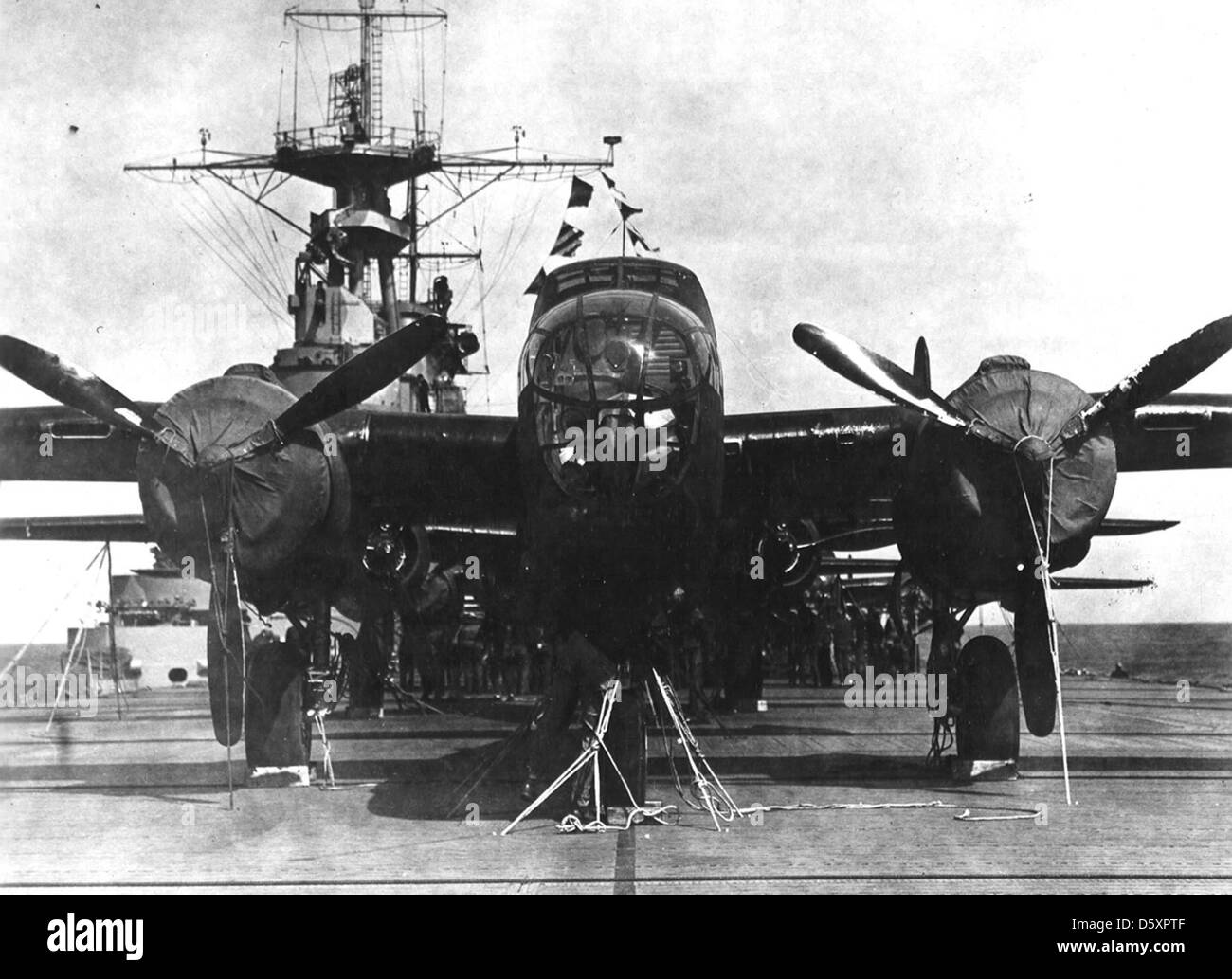 18 avril 1942 : Premier raid aérien sur Tokyo par le colonel Doolittle A-crew-member-checks-the-lashings-on-his-north-american-b-25b-mitchell-D5XPTF