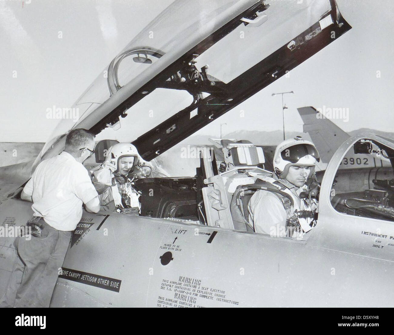 Jean Pearson before a flight in a North American F100 "Super Sabre Stock Photo Alamy