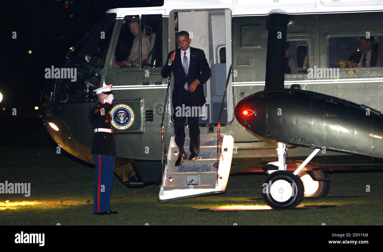 Washington DC, USA. 8th April 2013. United States President Barack Obama walks from Marine One to the White House following a trip to Connecticut on Monday, April 8, 2013. .Credit: Dennis Brack / Pool via CNP/dpa/Alamy Live News Stock Photo