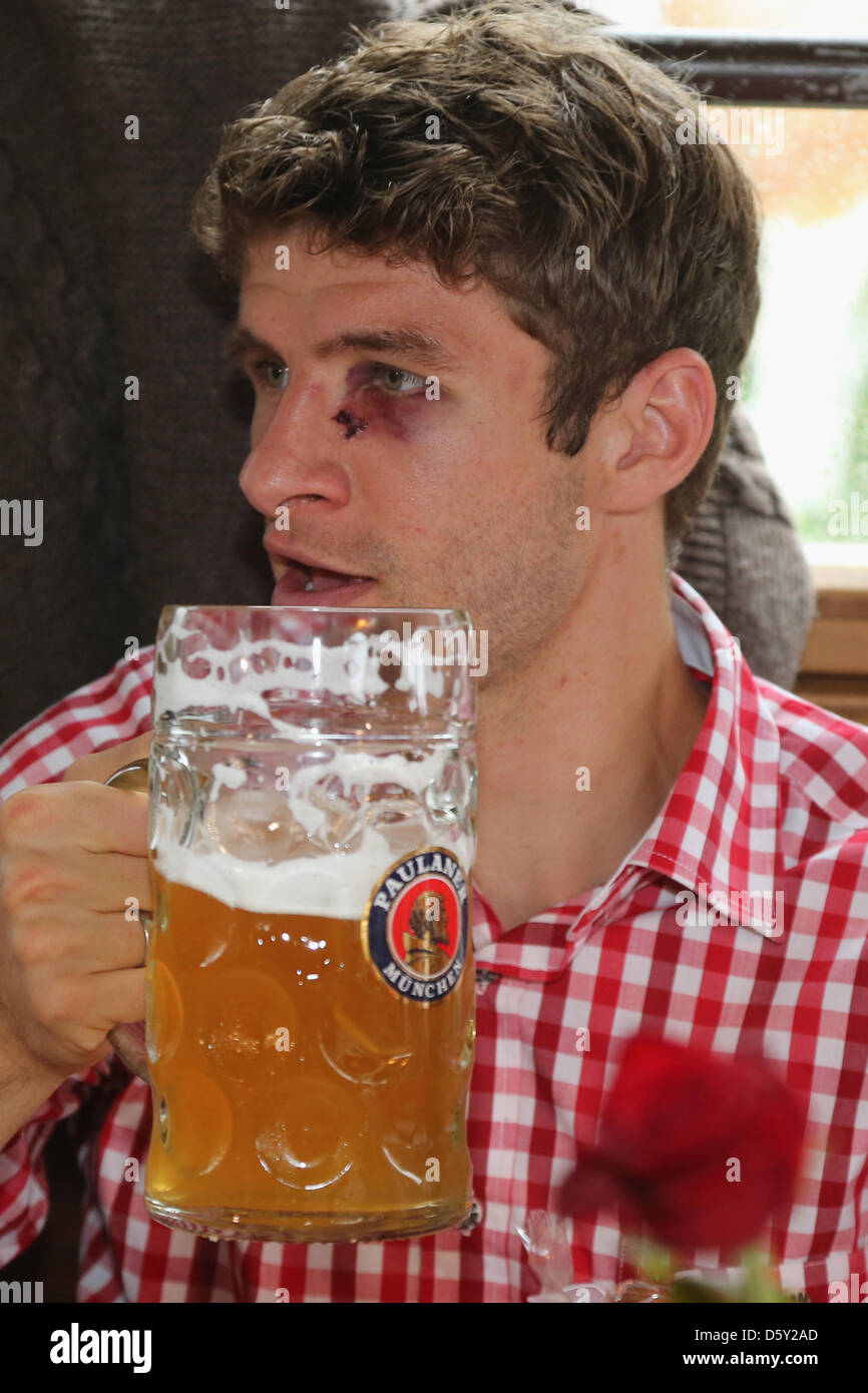 thomas-mueller-of-fc-bayern-muenchen-attends-the-oktoberfest-beer-D5Y2AD.jpg