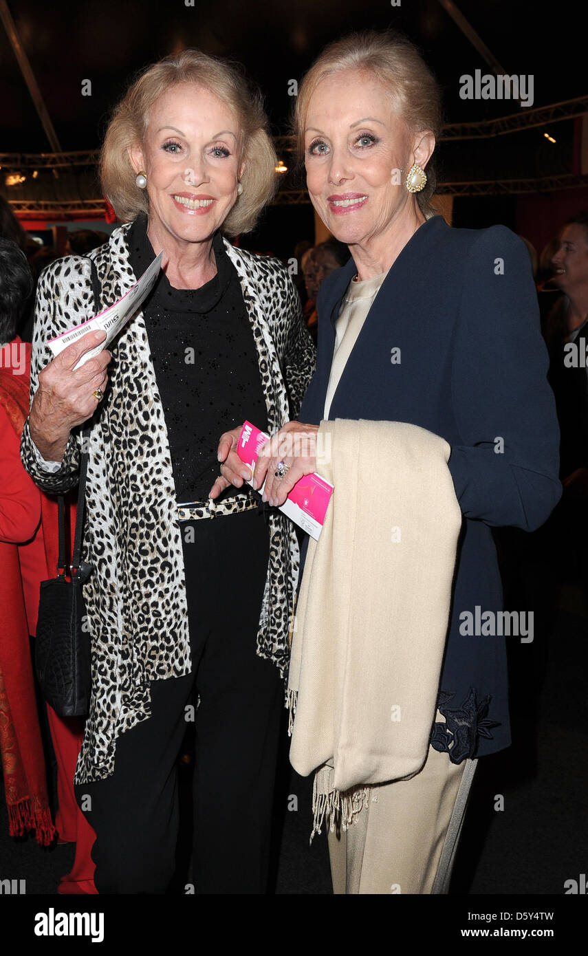 The twins Alice (R) and Ellen Kessler smile at the premiere of the theatre play 'Im Weissen Roessl' presented at the Deutsches Theater in Munich, Germany, 11 October 2012. Photo: Ursula Dueren Stock Photo