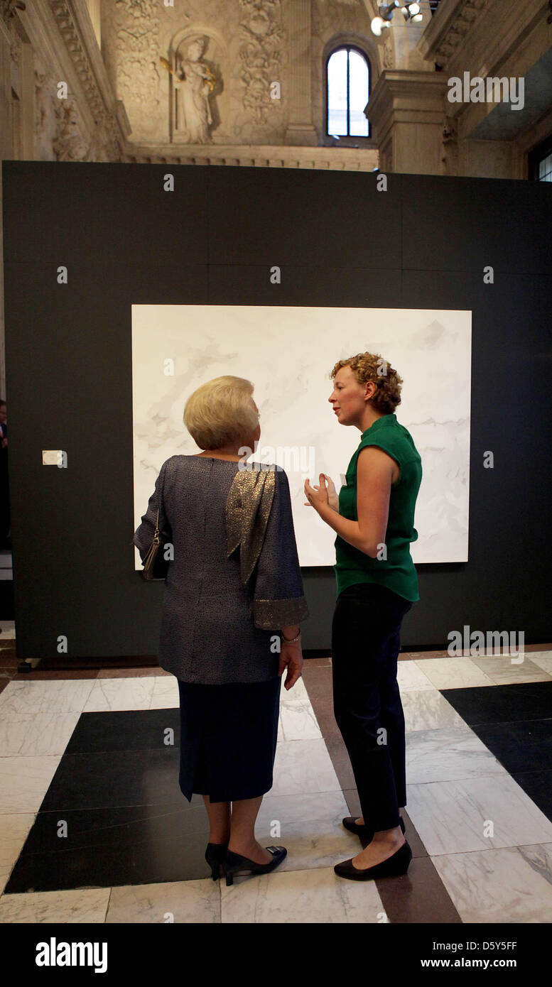 Queen Beatrix welcomes artist Evi Vingeling before the award ceremony of the 'Koninklijke Prijs voor Vrije Schilderkunst 2012' ('Royal Prize for Art 2012') at the Royal Palace in Amsterdam, The Netherlands, 12 October 2012. Four young Dutch artists were awarded during the ceremony. Photo: RPE-Albert Nieboer / NETHERLANDS OUT Stock Photo