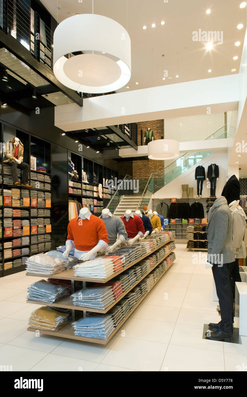Uniqlo london store hi-res stock photography and images - Page 2 - Alamy