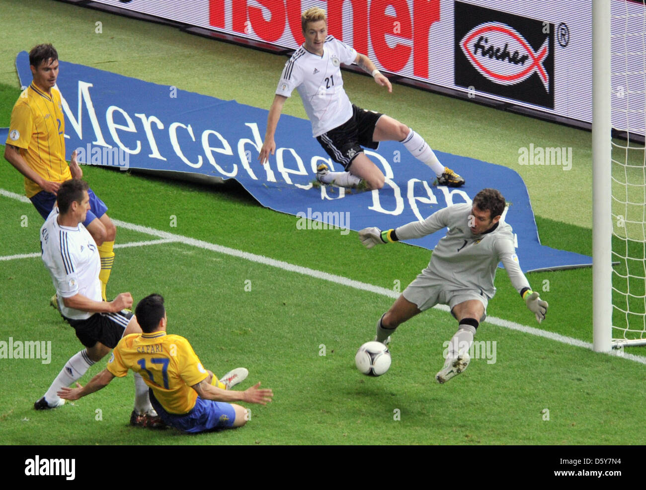 Germany's Miroslav Klose (L) slam the ball into the net to the second goal 2-0 during the FIFA World Cup 2014 qualifying soccer match between Germany and Sweden at Olympic stadium in Berlin, Germany, 16 October 2012. Swedish soccer (L-R) Mikael Lustig, keeper Andreas Isaksson and Behrang Safari and Germany's Marco Reus (C) watch the scene. Photo: Michael Kappeler/dpa  +++(c) dpa -  Stock Photo