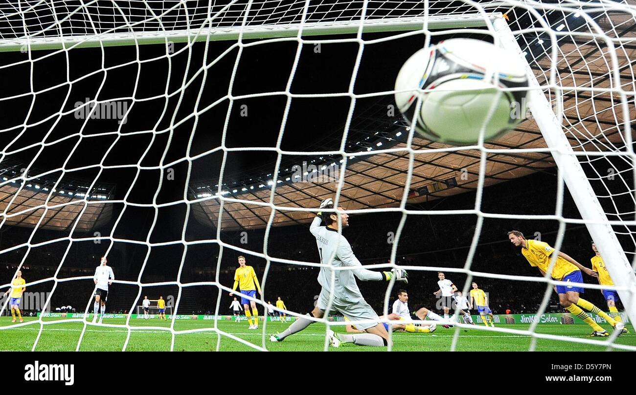 Germany's Miroslav Klose (C) stops after shoots the ball to the first goal 1-0 during the FIFA World Cup 2014 qualifying soccer match between Germany and Sweden at Olympic stadium in Berlin, Germany, 16 October 2012. Photo: Thomas Eisenhuth/dpa  +++(c) dpa - Bildfunk+++ Stock Photo