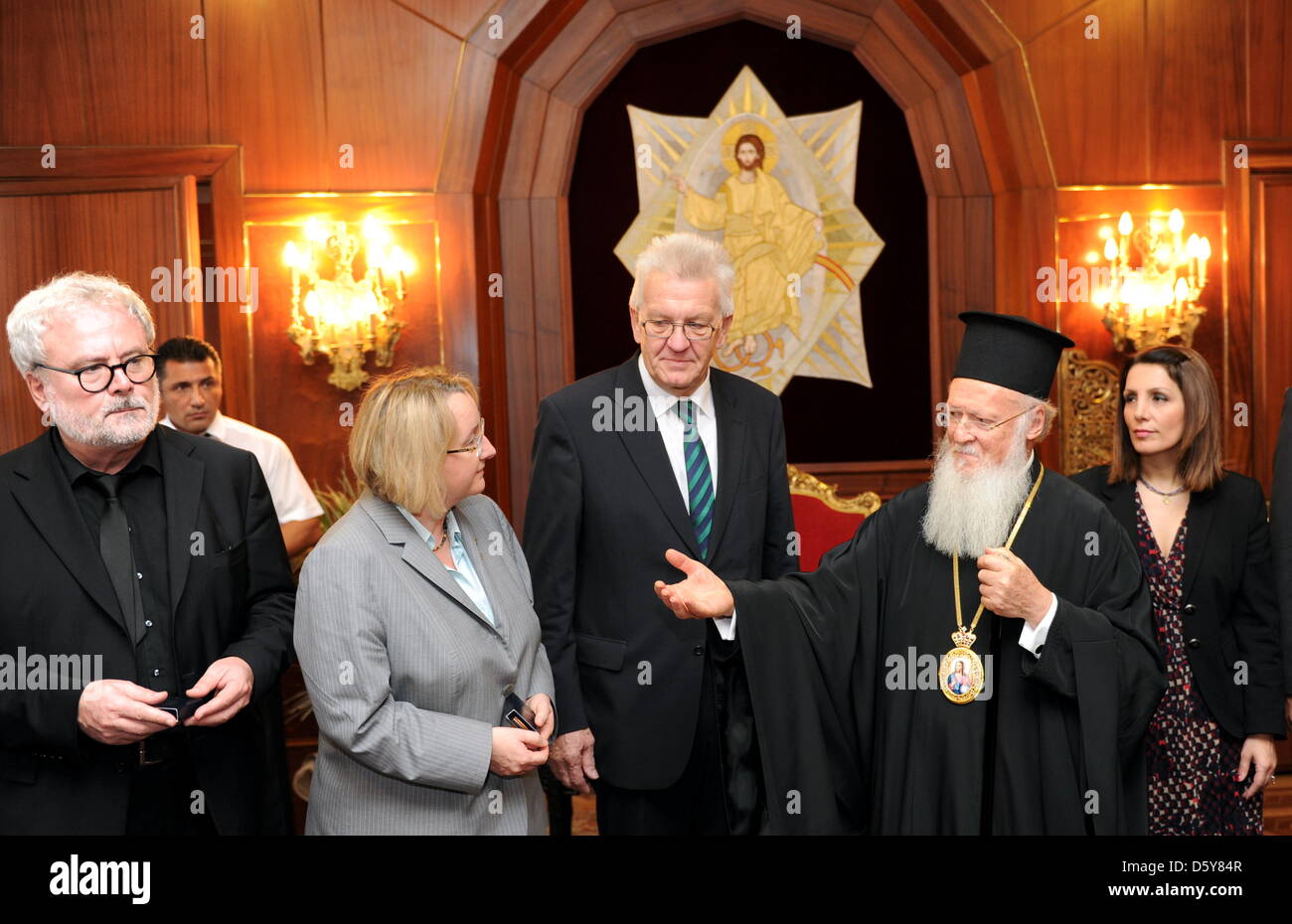 Baden-Wuerttemberg Premier, Winfried Kretschmann (C), talks to Patriarch Bartholomew I of Constantinople (2-R) in Istanbul, Turkey, 17 October 2012. The meeting was accompanied by Klaus-Peter Murawski (L-R), head of the State Chancellery, Science Minister Theresia Bauer and Integration Minister Bilkay Oney. The head of the Baden-Wuertembergian parliament has come to Turkey with an  Stock Photo