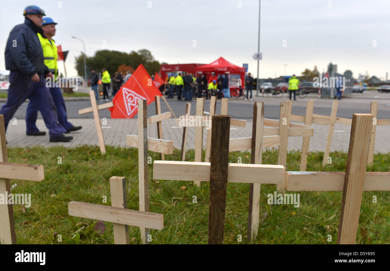 Workers walk past wooden crosses during a solemn vigil in front of the gate of the Siag Nordseewerke shipyard in Emden, Germany, 17 October 2012. The struggling offshore supplier with around 700 emplyees has filed for insolvency. The district court Aurich confirmed that such a request had been filed on 17 October 2012. Photo: CARMEN JASPERSEN Stock Photo