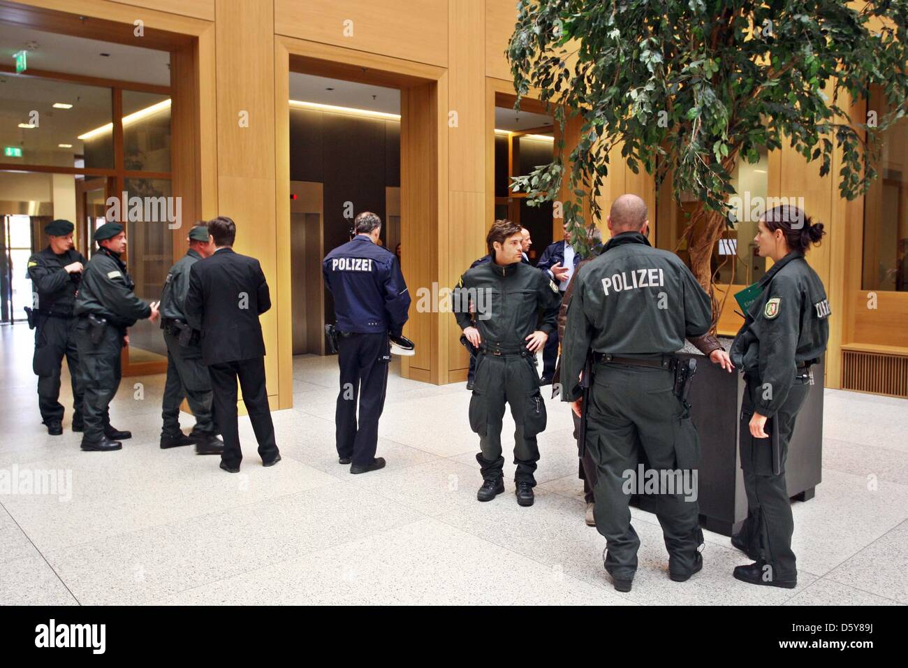 Police officers guard the state court in Aachen, Germany, 17 October 2012. The state court Aachen has sentenced 7 members of Bandidos Motorcycle Club to up to 4 years in prison for attempted extortion. According to the verdict the Bandidos had attempted to take over bouncer business from the motorcycle club Hells Angels. Photo: Ralf Roeger Stock Photo