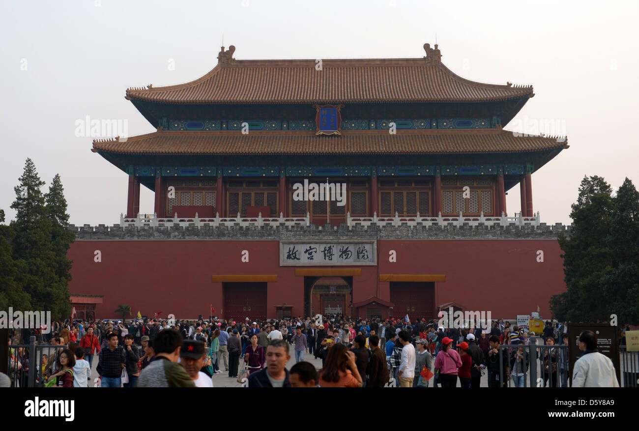 Many tourists stand in front of an entrance to the Forbidden City in Beijing, China, 12 October 2012. Photo: Rainer Jensen Stock Photo