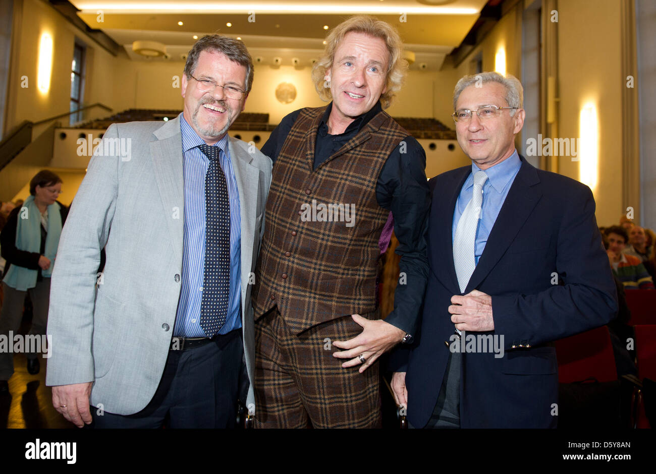 TV presenter Thomas Gottschalk (C) poses with recotr of the university for  Jewish studies, Johannes Heil (L), and vice-president of the Central  Council of the Jews in Germany, Salomon Korn, in the