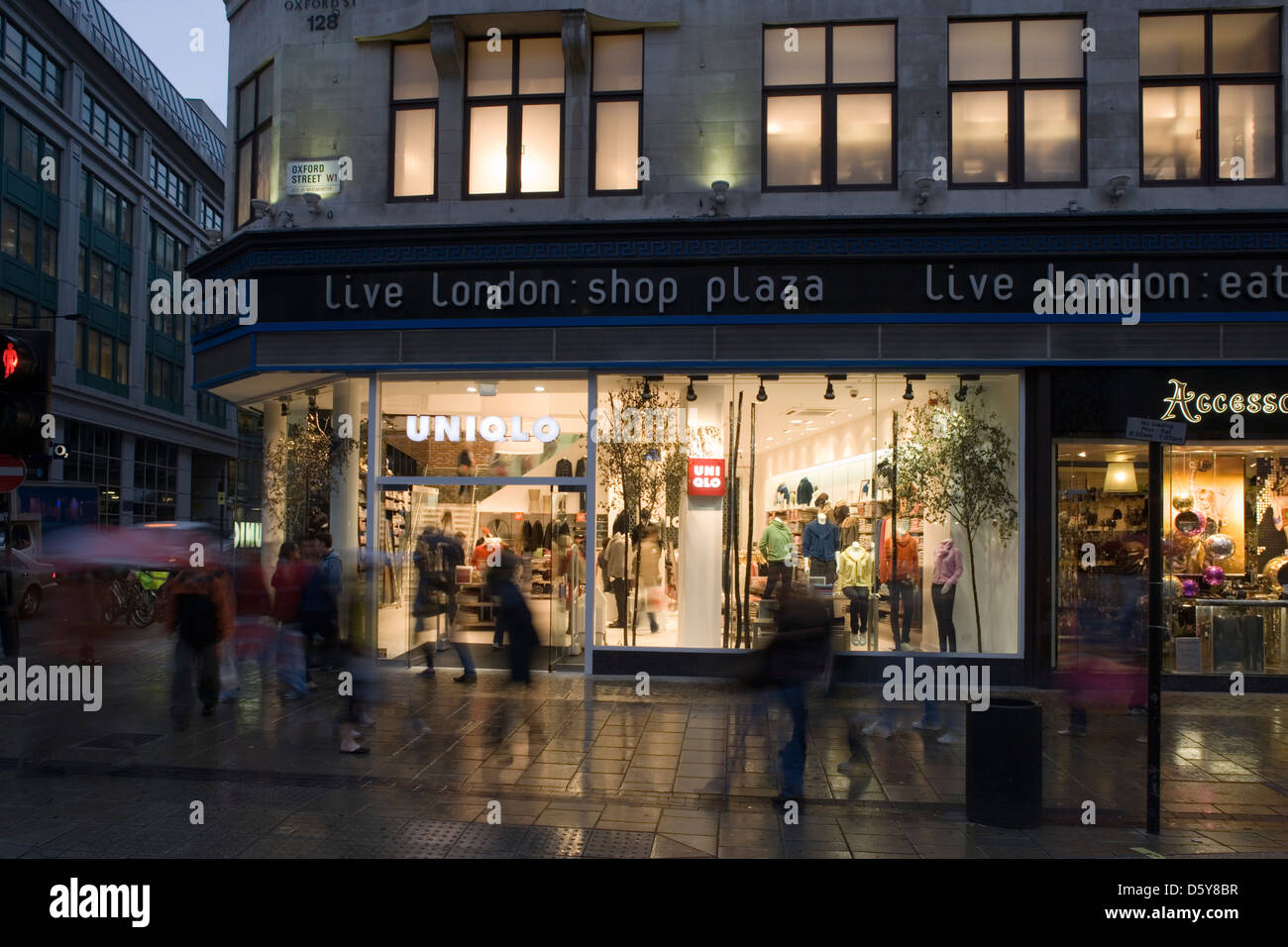 Uniqlo london store hi-res stock photography and images - Alamy