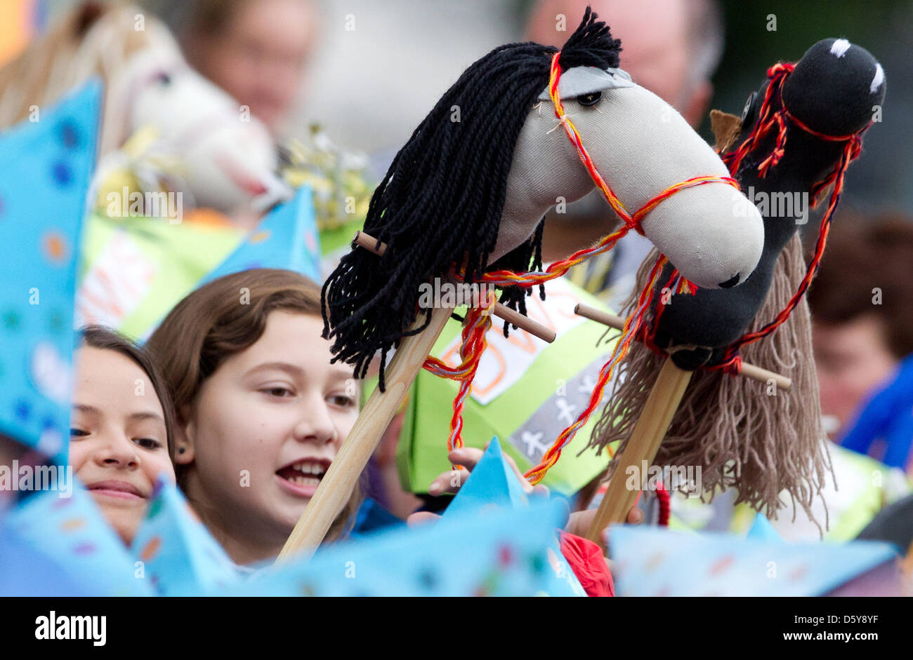 Elementary school pupils ride their self-made hobby horses in Osnabrueck, Germany, 18 October 2012. The hobby horse race has taken place since 1953. The custom takes place to commemorate the Peace of Westphalia in 1648. Photo: FRISO GENTSCH Stock Photo