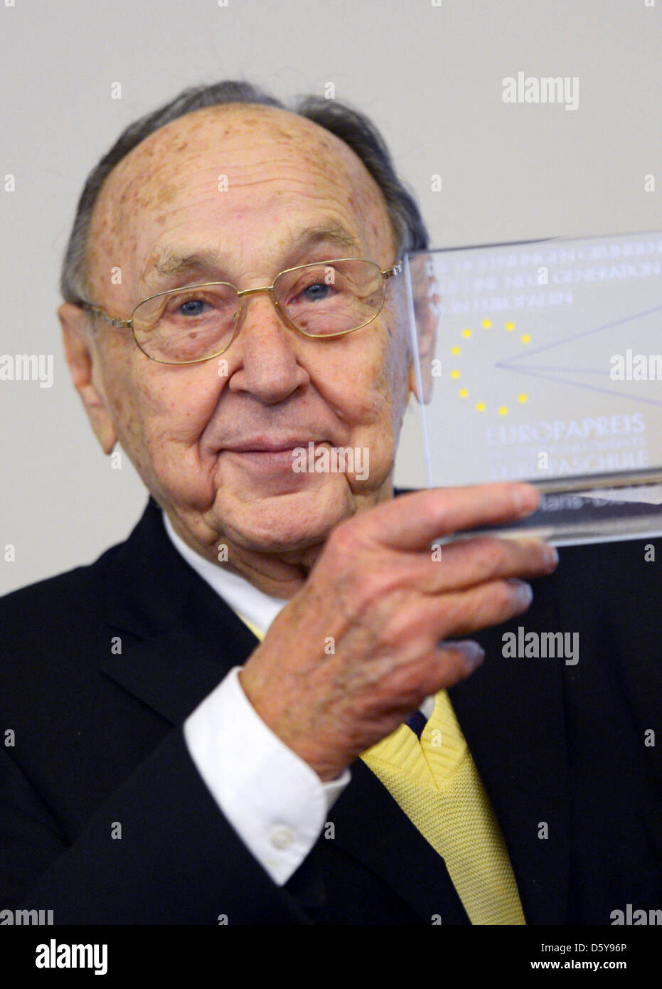 Former German Foreign Minister Hans-Dietrich Genscher reacts after he received the 2012 European School Price by the national network of European schools at the Humboldt University in Berlin, Germany, 19 October 2012. The price is awarded every two years to honor outstanding contributions towards a united Europe. Photo: RAINER JENSEN Stock Photo