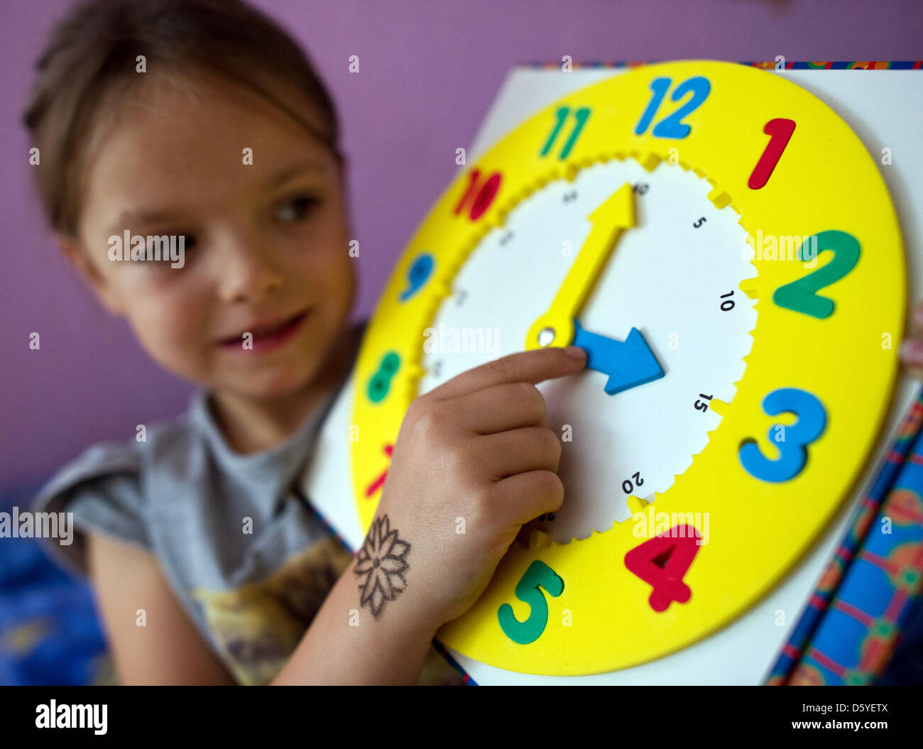 ILLUSTRATION - Amy (6) points to her children's clock in Sieversdorf, Germany, 19 october 2012. In the night from 27 to 28 October, the clocks are adjusted backward marking the start of winter time in Europe. Photo: Patrick Pleul Stock Photo