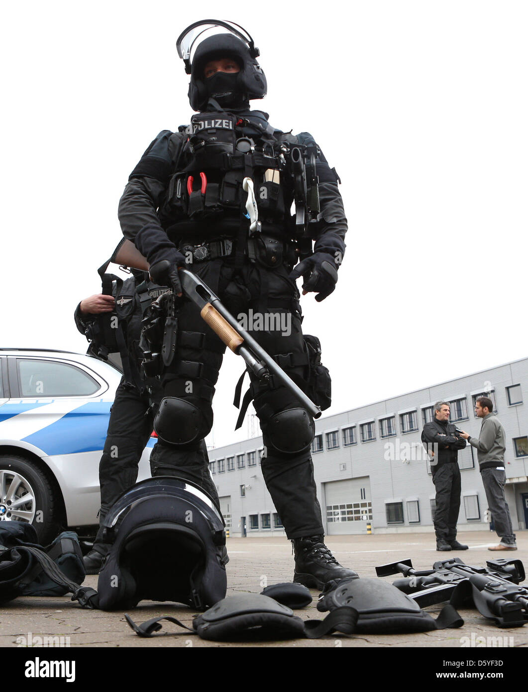 A police officer of the Mobile special response unit (Mobiles Einsatzkommando/MEK) shows his equipment during a press presentation at the State Police School in Hamburg, Germany, 23 October 2012. On 06 November 2012, the Mobile special response unit Hamburg will celebrate its 40th anniversary. Photo: CHRISTIAN CHARISIUS Stock Photo