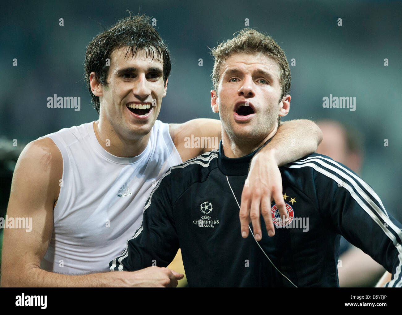 Munich's Javi Martinez (L) and Munich's Thomas Mueller (R) celebrate after the the Champions League Group F soccer match between OSC Lille and FC Bayern Munich at the Grand Stade Lille Metropole in Lille, France, 23 October 2012. Munich won 1-0.  Photo: Victoria Bonn-Meuser/dpa  +++(c) dpa - Bildfunk+++ Stock Photo