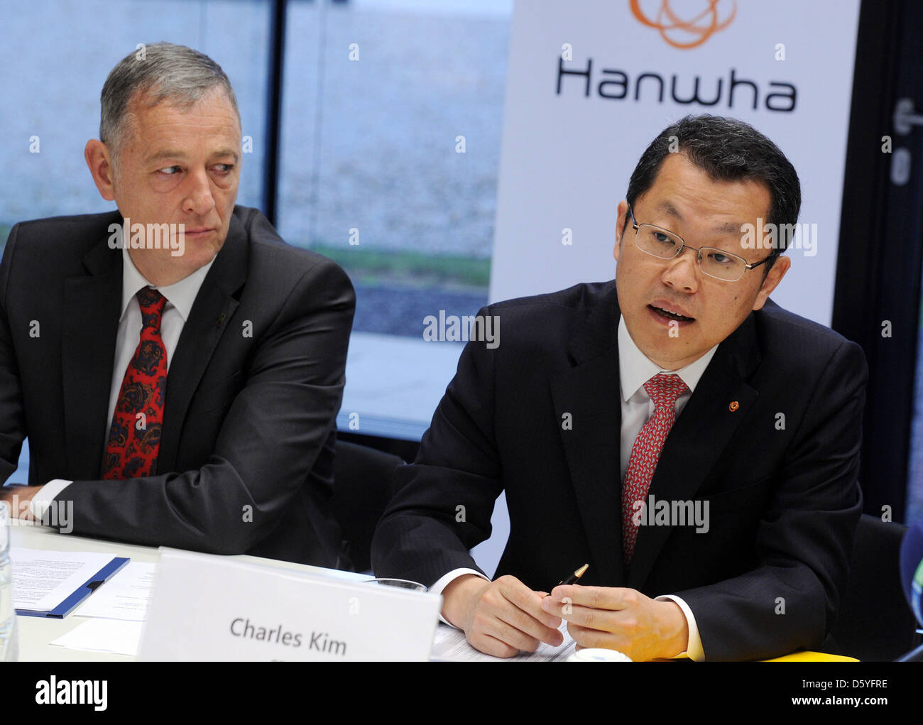 Andreas von Zitzewitz (L), member of the Hanwha Q.Cells management, and