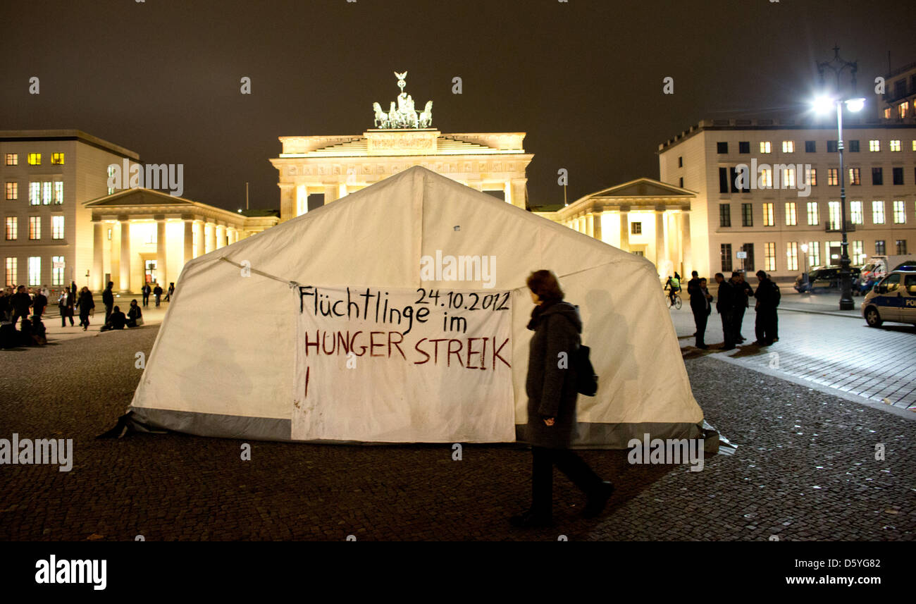 Asylum seekers have erected a tent in front of Brandenburg Gate and put up a poster announcing the hungerstrike in Berlin, Germany, 24 October 2012. The refugees, who arrived in Berlin three weeks ago after a 600 km protest march, have gone on hunger strike in front of Brandenburg Gate. Photo: Kay Nietfeld Stock Photo