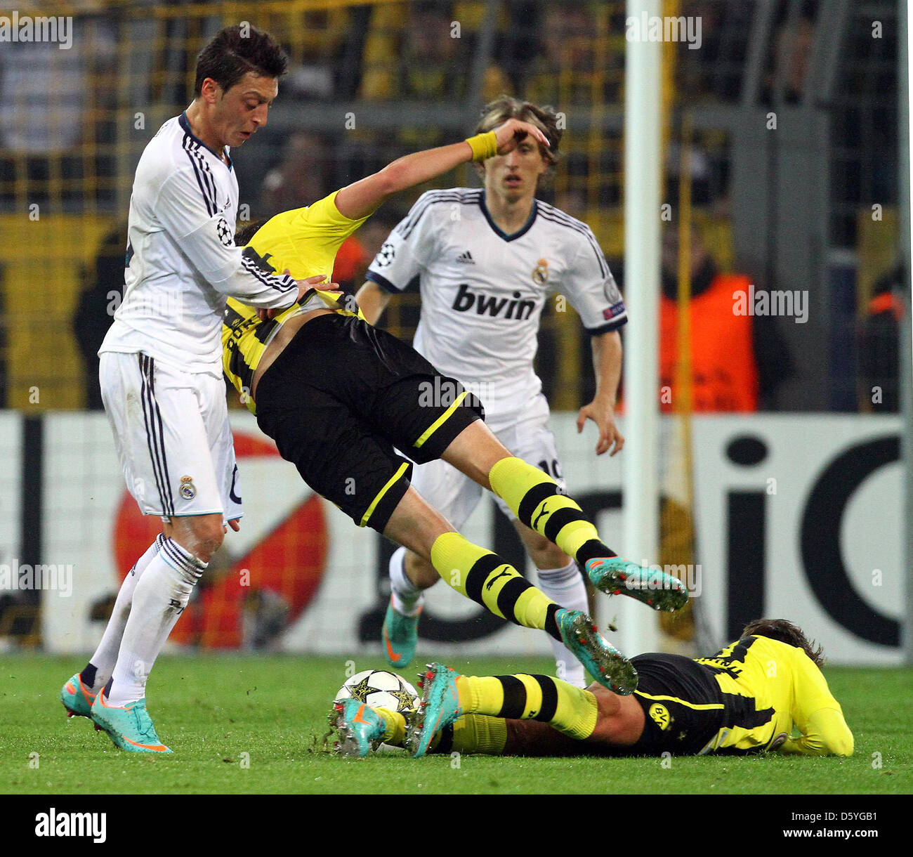 Real Madrid's Mesut Özil (L-R) vies with Dortmunds Kevin Großkreutz and Mario Götze for the ball during the Champions League Group D soccer match between Borussia Dortmund and Real Madrid at BVB Stadium Dortmund in Dortmund, Germany, 24 October 2012. Photo: Kevin Kurek/dpa  +++(c) dpa - Bildfunk+++ Stock Photo