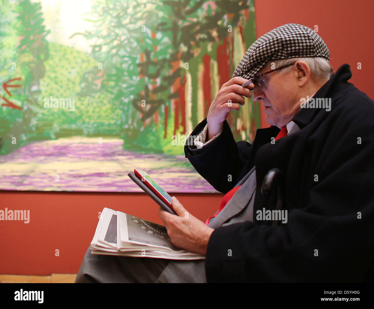 Artist David Hockney sits in front of one of his works at Museum Ludwig in Cologne, Germany, 25 October 2012. The exhibition 'David Hockney - A Bigger Picture' is presented at Museum Ludwig between 27 October 2012 and 03 February 2013. Photo: Oliver Berg (ATTENTION: For editorial use only in connection to reports on the exhibition) Stock Photo