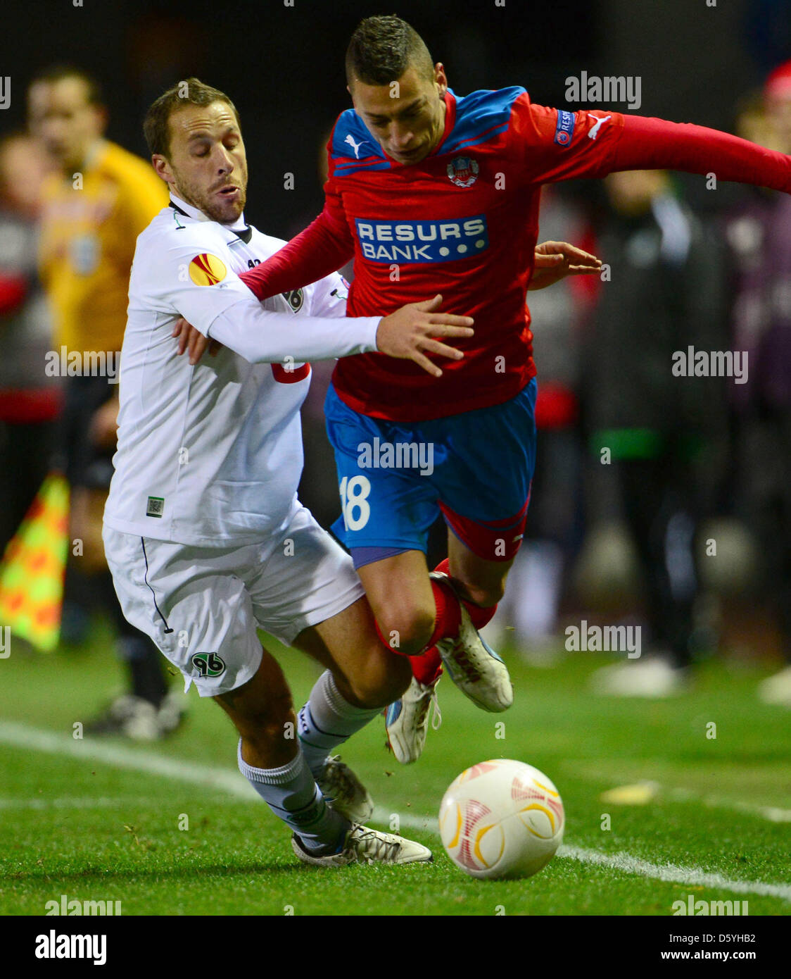 Hanover's Steven Cherundolo (l) and Nikola Djurdjic fight