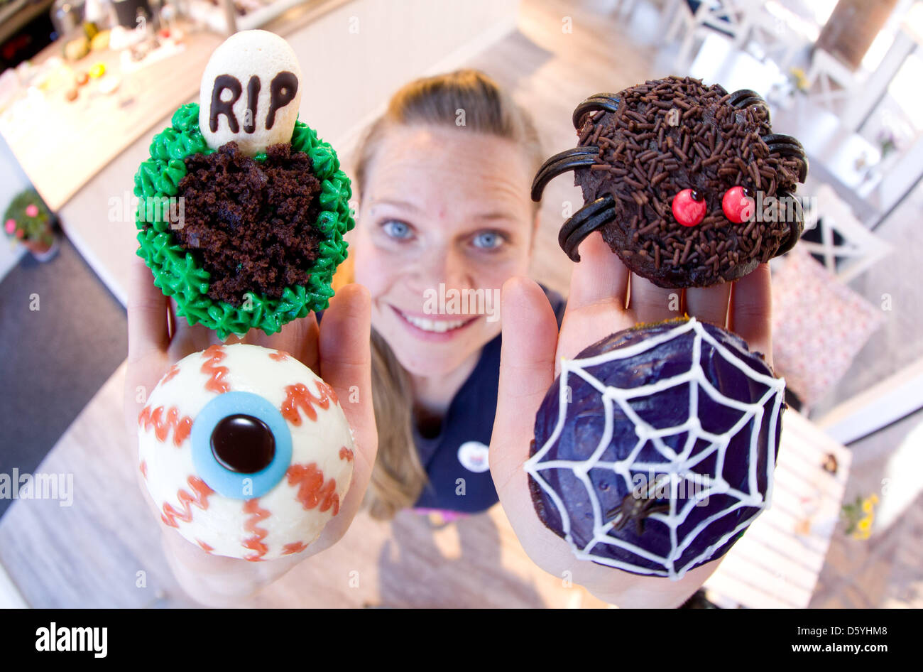 Saskia Loewenkamp of the cupcake bakery nordcup presents halloween cupcakes  and cake pops in Muenster, Germany, 18 October 2012. Photo: Friso Gentsch  Stock Photo - Alamy