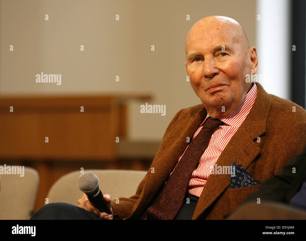 Der deutsche Komponist Hans Werner Henze schaut am Freitag (18.12.2009) während der Vorstellung des "Henze-Projekts" im Essener Altotheater zu den Besuchern der Pressekonferenz. Beim "Henze-Projekt" für die Kulturhauptstadt Ruhr.2010 handelt es sich um die größte Werkschau eines lebenden Komponisten. Foto: Roland Weihrauch dpa/lnw Stock Photo