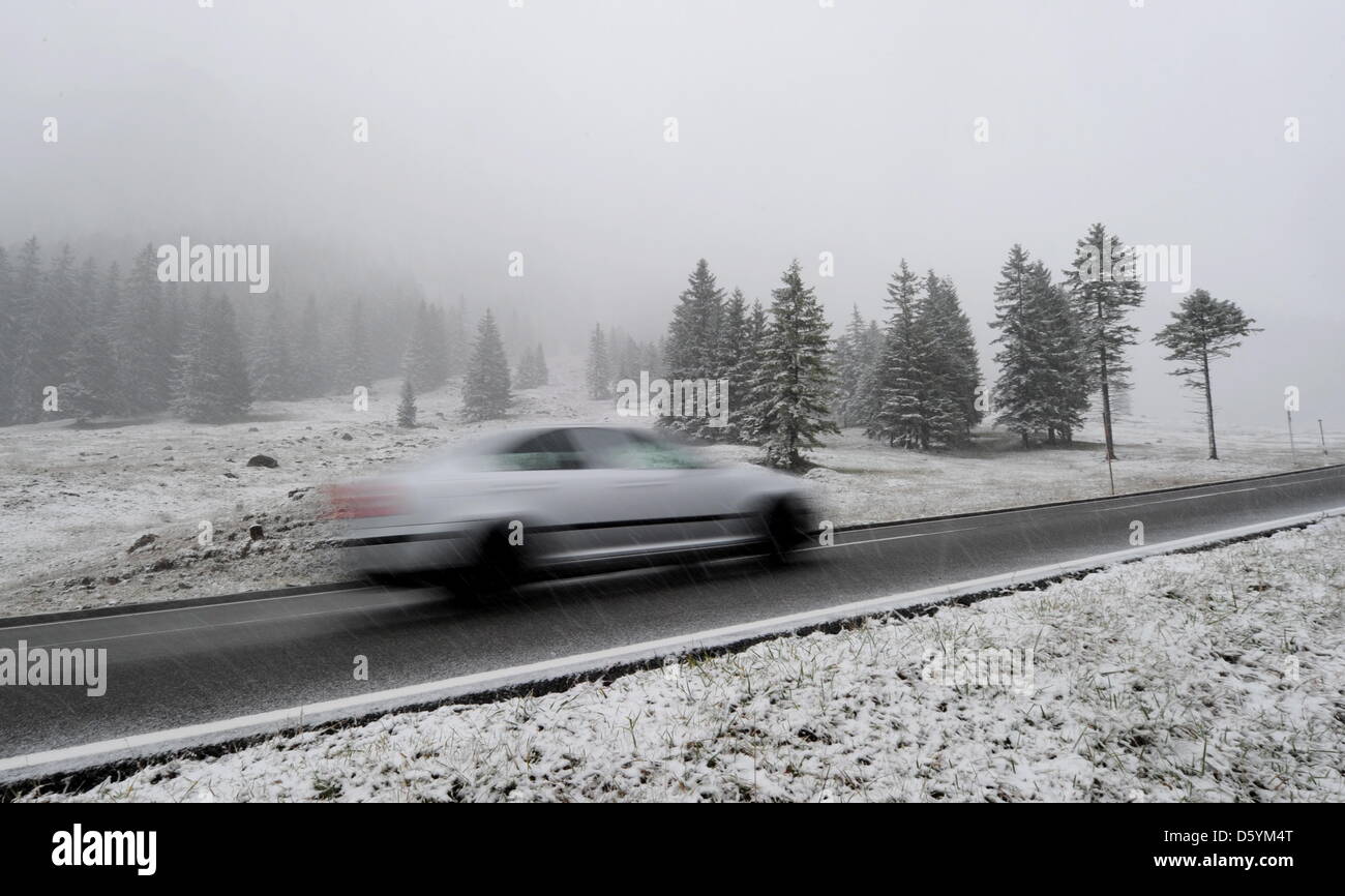 Aufmerksamkeit während der Fahrt: Osterhase mit Korb vor ein Auto  Stockfotografie - Alamy