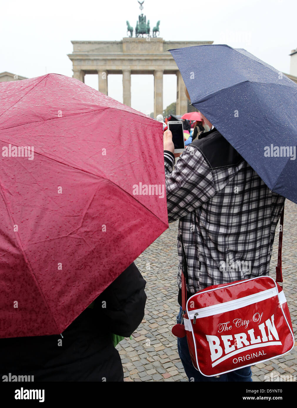 tourists-need-their-umbrellas-during-rain-in-berlin-germany-01