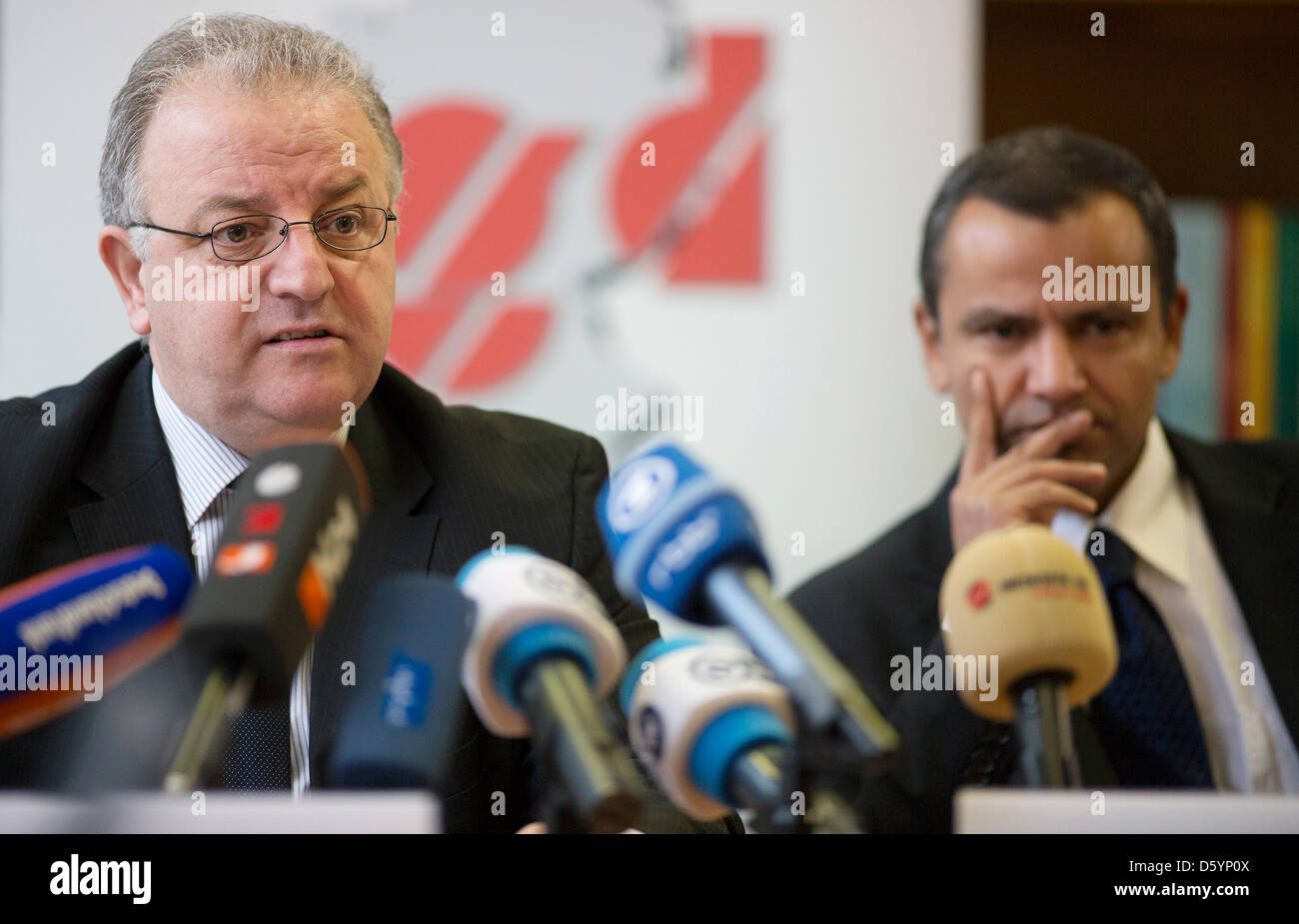 The Chairman of the Turkish Community in Germany Kenan Kolat (L) and the Chairman of the Bundestag investigation committee on the murders committed by the National Socialist Underground (NSU) terror cell, Sebastian Edathy, attend a press conference in Berlin, Germany, 01 November 2012. One year after the disclosure of tge NSU terror cell, politicians and migrant representatives hav Stock Photo
