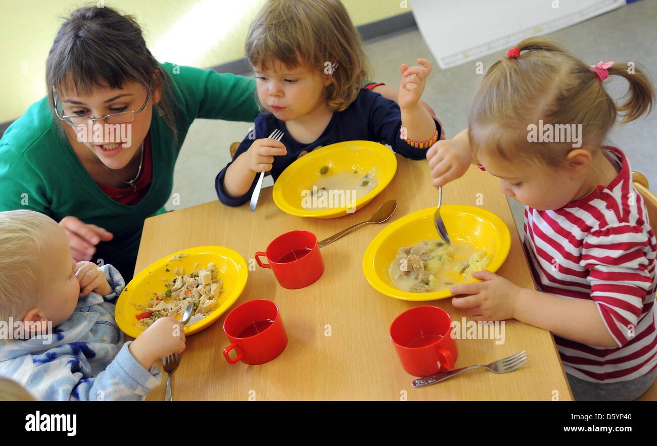Отказывается есть в саду. Нарушение аппетита у детей. Мальчик за столом. Нарушение аппетита у детей. Полезная еда для детей.