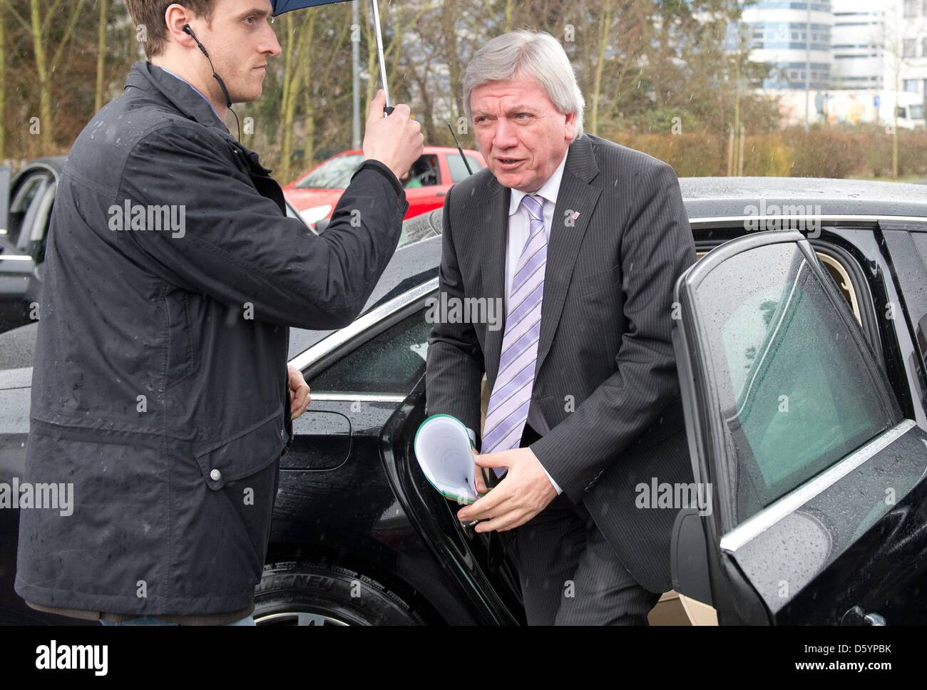 A bodyguard of the LKA protects the Prime Minister of Hesse Volker