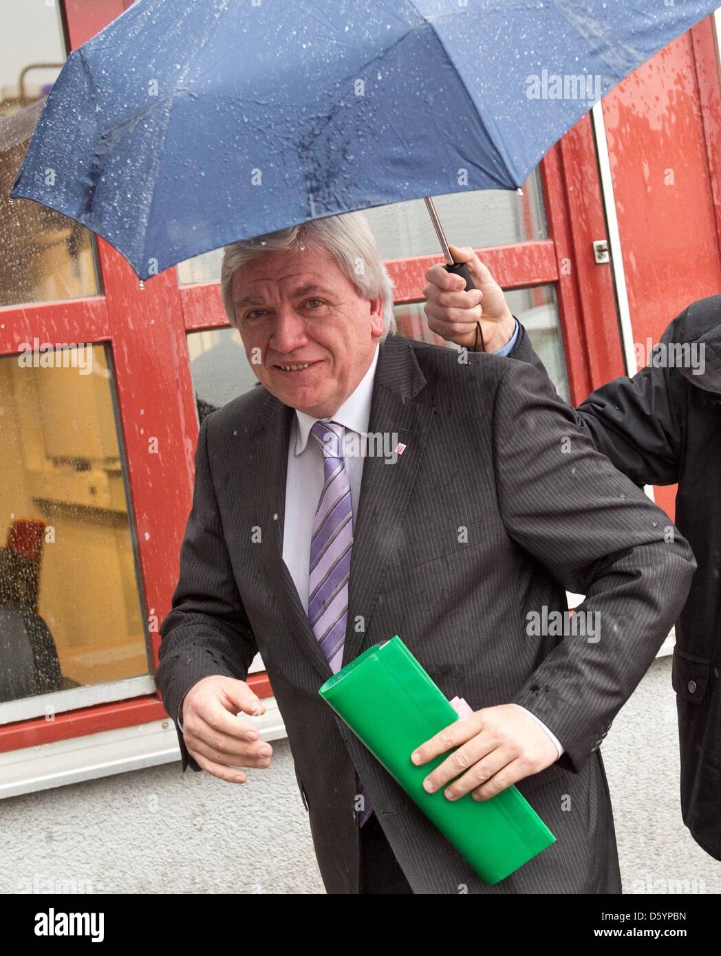 A bodyguard of the LKA protects the Prime Minister of Hesse Volker