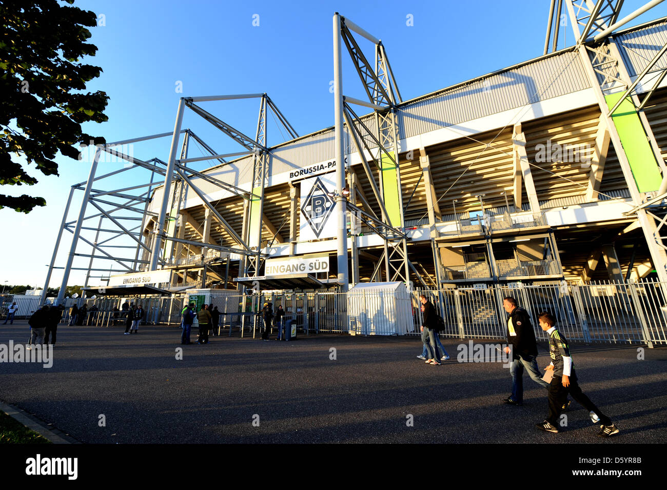 Soccer fans arrive at the Borussia Park soccer stadium to watch the Europa League match between Borussia Moenchengladbach and Fenerbahce Istanbul in Moenchengladbach, Germany, 4 October 2012. Photo: Daniel Naupold Stock Photo