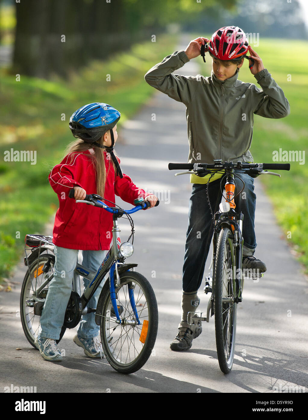 Your brother a bike. Flyke bike streemr3. Kids riding bikes. Парк едем. Your brother a bike.