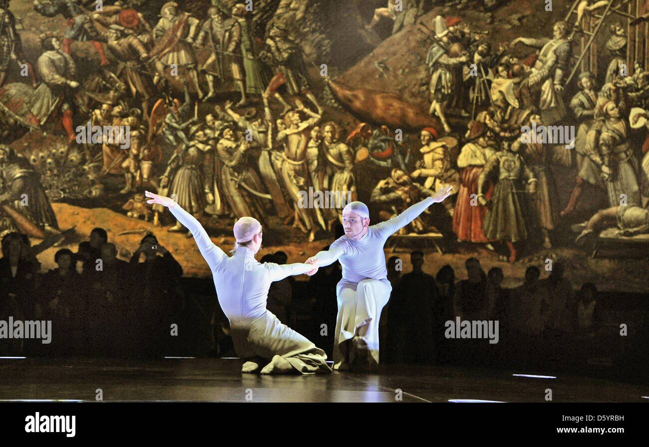 Dancers of the Nordhaeuser Theatre dance a 'Pas de Deux' in front of the monumental painting 'Peasants' War Panorama' of artist Werner Tuebke (1929-2004) at the Panorama Museum in Bad Frankenhausen, Germany, 29 September 2012. On 16 October 1987, Tuebke signed the 14 times 123 metre large panorama, which is one of the largest panoramas in the world. Photo: Waltraud Grubitzsch Stock Photo