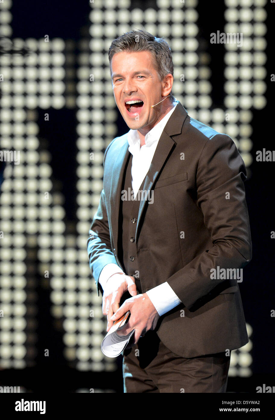 HANDOUT - Markus Lanz, aufgenommne am 03.11.2012 in der ZDF-Show «Wetten, dass..?» in der ÖVB-Arena in Bremen. Foto: Sascha Baumann/ZDF/dpa (ACHTUNG: Verwendung nur im Zusammenhang mit der Berichterstattung über «Wetten, dass..?» - Quellenangabe muss lauten Foto: Sascha Baumann/ZDF/dpa) Stock Photo