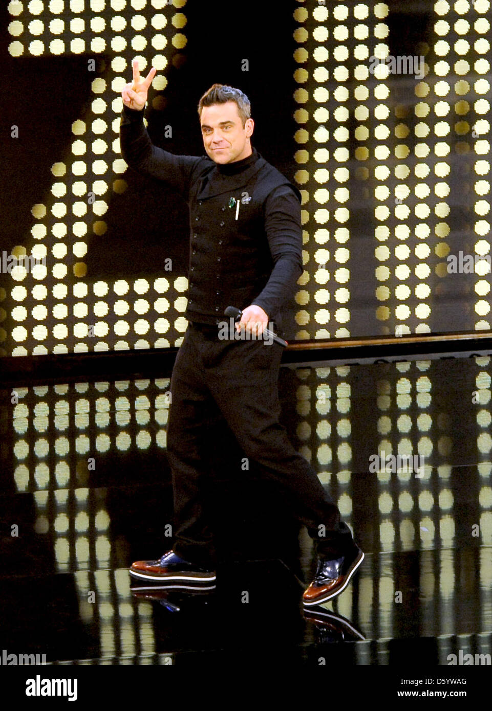 HANDOUT - US-Sänger Robbie Williams steht am 03.11.2012 in der ZDF-Show «Wetten, dass..?» in der ÖVB-Arena in Bremen auf der Bühne. Foto: Sascha Baumann/ZDF/dpa (ACHTUNG: Verwendung nur im Zusammenhang mit der Berichterstattung über «Wetten, dass..?» - Quellenangabe muss lauten Foto: Sascha Baumann/ZDF/dpa) Stock Photo