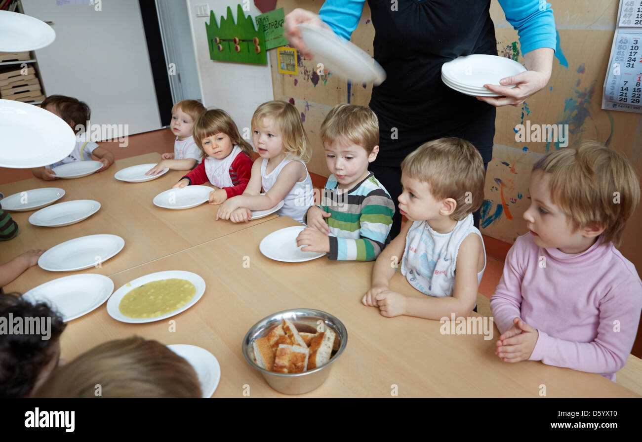 Daycare children eat lunch at 'Mucklas' child daycare in Hamburg ...