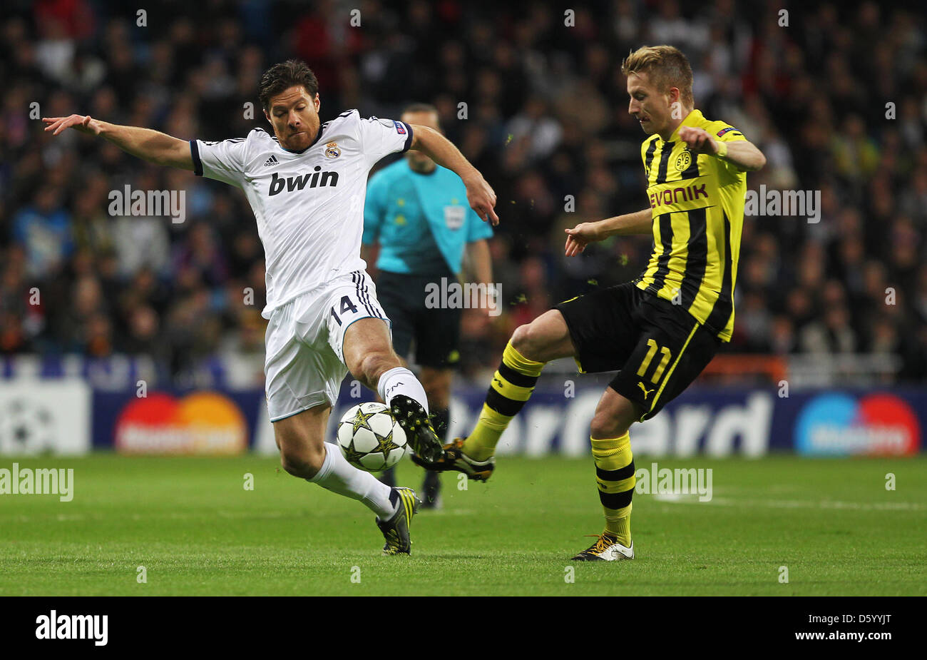 Real Madrid's Xabi Alonso (l) fights for the ball with Dortmund's Marco Reus during the Champions League Group D soccer match between Real Madrid and Borussia Dortmund at the Santiago Bernabeu Stadium in Madrid, Spain, 6 November 2012. Photo: Fabian Stratenschulte/dpa  +++(c) dpa - Bildfunk+++ Stock Photo