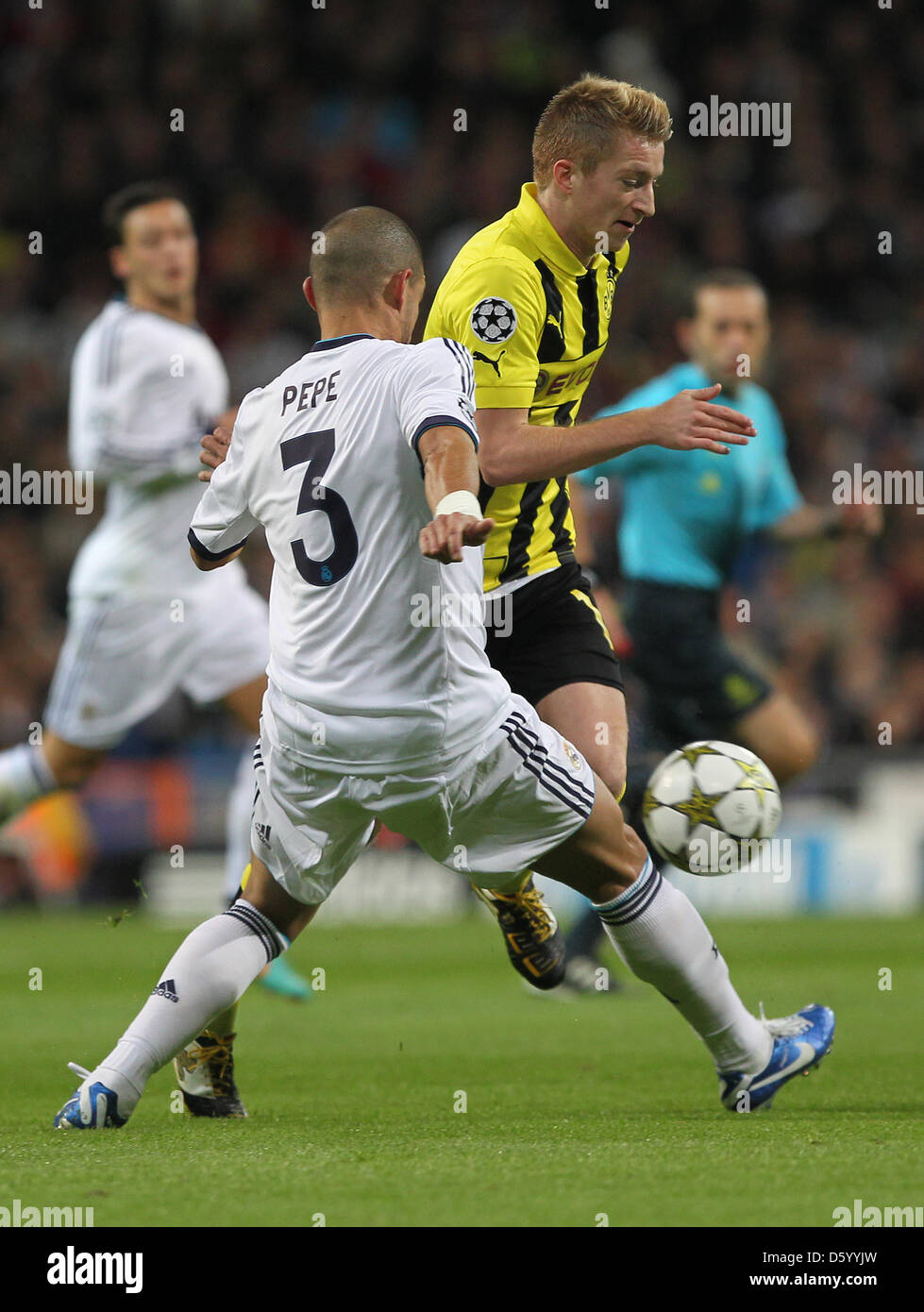 Real Madrid's Pepe (l) fights for the ball with Dortmund's Marco Reus during the Champions League Group D soccer match between Real Madrid and Borussia Dortmund at the Santiago Bernabeu Stadium in Madrid, Spain, 6 November 2012. Photo: Fabian Stratenschulte/dpa  +++(c) dpa - Bildfunk+++ Stock Photo