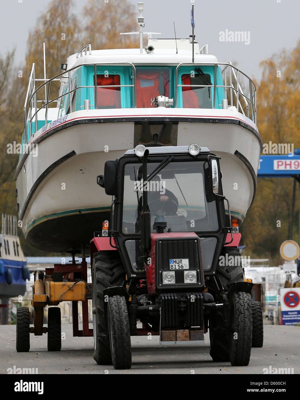 Boats on land hires stock photography and images Alamy