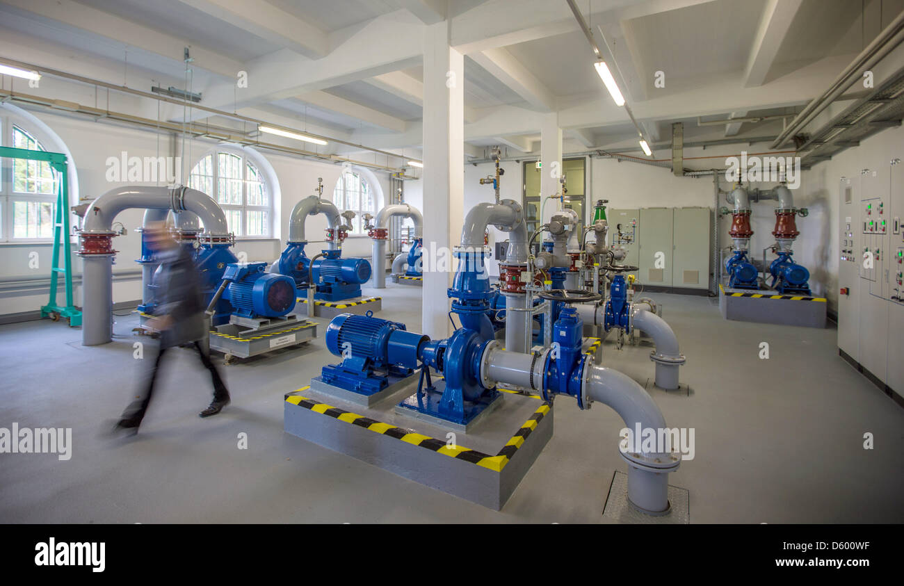 Pumps are pictured in the halls of Tolkewitz water works, part of the public utility company Drewag in Dresden, Germany, 02 November 2012. More than 200 million cubic meters of waters are consumed in Saxony each year. The free state presented a basic concept of how to deal with water until 2020. Photo: Oliver Killing Stock Photo