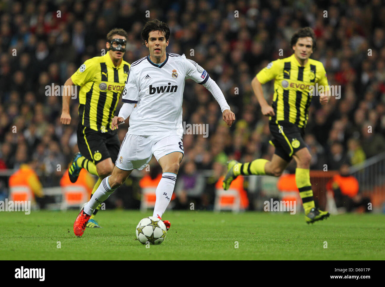 Real Madrid's Kaka (C) is chased by Dortmund's Sebastian Kehl and Mats  Hummels (R) during the Champions League Group D soccer match between Real  Madrid and Borussia Dortmund at the Santiago Bernabeu